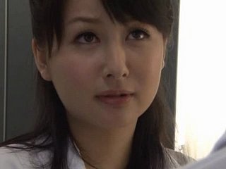 Japanische Sekretärin, die von hinten in der Toilette des Büros gebohrt wurde