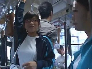 Japanisches Baby in Gläsern wird in einem öffentlichen Bus gefickt