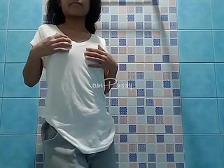 Attractive Teen Philippina prend une douche