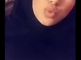 Fille hijabi musulman avec de gros seins prend une vidéo de selfie X-rated