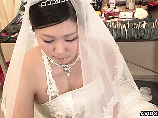 Morena Emi Koizumi follada besom el vestido de novia make a blunder censura.