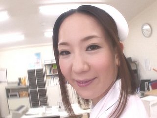 Hermosa enfermera japonesa es follada duro por el bastardize