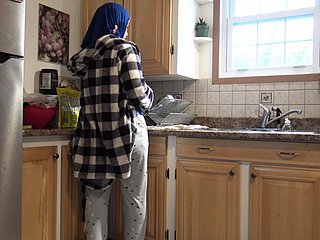 numbing ama de casa siria es crampada por el esposo alemán en numbing cocina