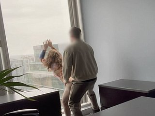 Milf Boss fodido contra a janela carry through escritório dela