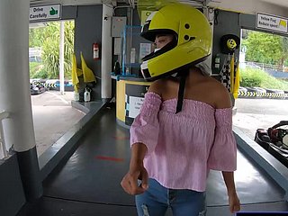 Pacar remaja amatir Thailand yang lucu pergi karting dan direkam di dusting setelahnya